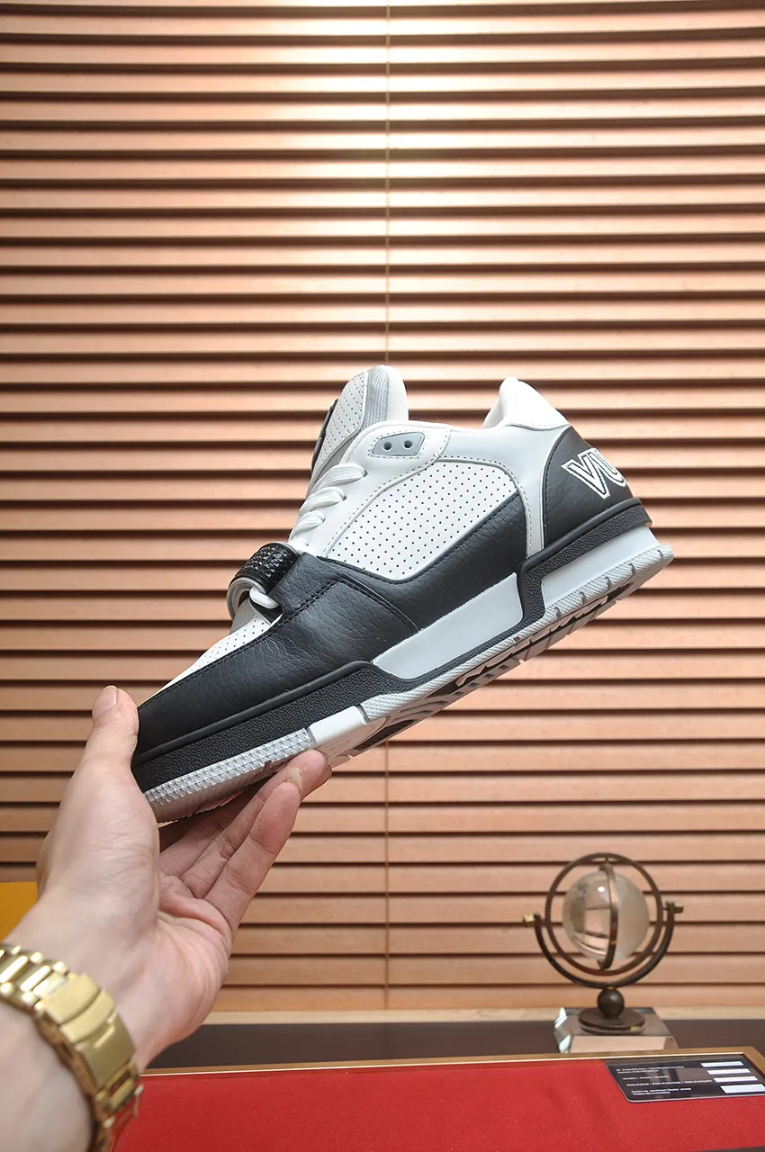 Men's shoes 💰660💶Original development, quality shipping, welcome to compare - LV sneaker series LV Trainer Maxi sneakers introduce the loose silhouette of the ready-to-wear series into the LV Trainer sneaker design written by Virgil Abloh, making an eye-catching appearance in the spring and summer men's wear shows. The cow leather upper is combined with rough fabric laces, and colorful beading highlights the brand's classic elements. LV letters mark the tongue and Monogram floral outsole. Mixed materials Made of first-layer cowhide, wrapped in imported custom-printed denim, thick shoelace design, large Monogram print on the side, "lv 54" badges on the tongue and heel, rubber outsole decorated with Monogram flowers, mesh lining and cotton feet, the comfort is as extreme as ever, premium heritage, quality first, worth owning! Size: Women's 35-39 (customized at 40, non-refundable) Men's 39-45 (customized at 38.46, non-refundable) ♡Full set of packaging with original gift box